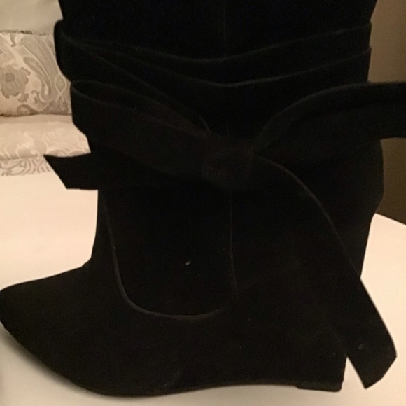 Vegan suede ankle boots, size 9,4 inch wedge heel. Has a tied bow tie in middle - Picture 5 of 10